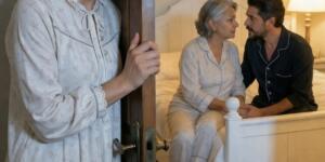 Kayınvalidemin odasının önünden geçerken kocamın sesini duydum