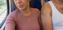 Trende yanımda oturan adam gömleğini çıkarıp terli